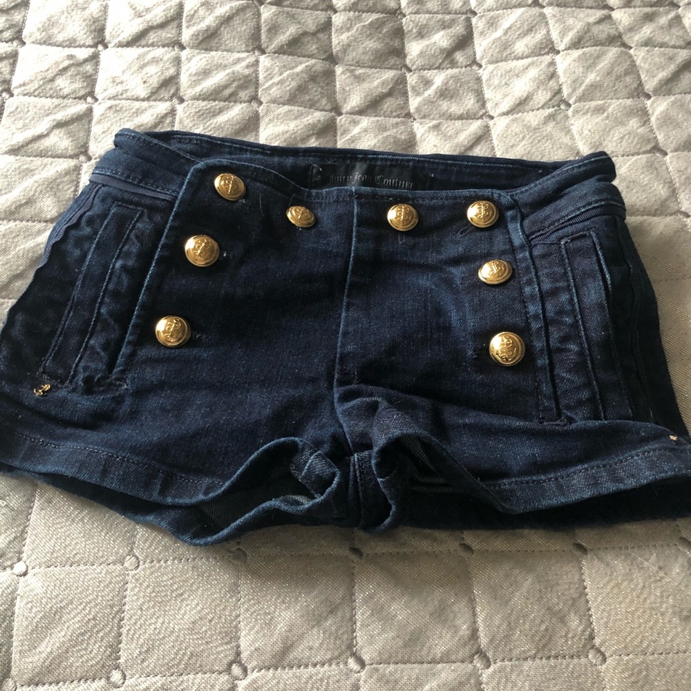 Juicy contour denim shorts.